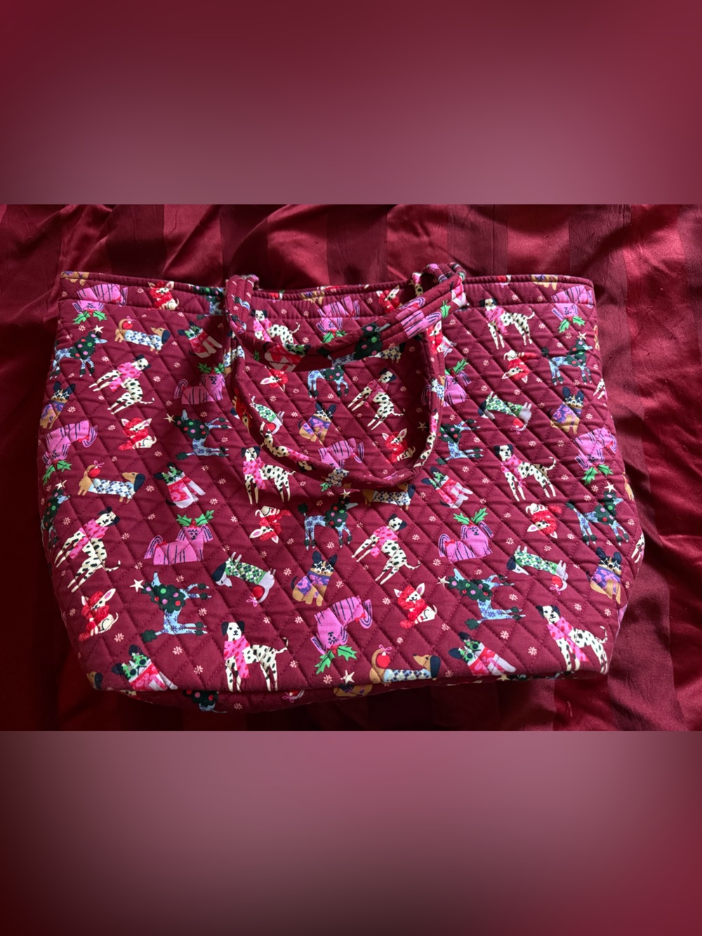 Vera Bradley Outlet Essential Grand Tote in Holiday Hounds